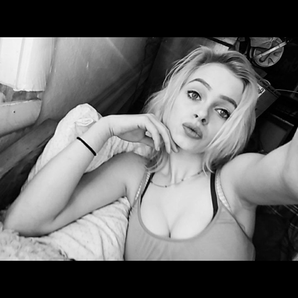 Meet your Posher, Nicole - Picture 1 of 1